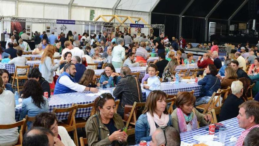 Arriba, una imagen de la carpa llena de gente. A la derecha, Ana Pontón (entre Félix Juncal y Silvia Carballo) en su visita a la fiesta. // G. Núñez