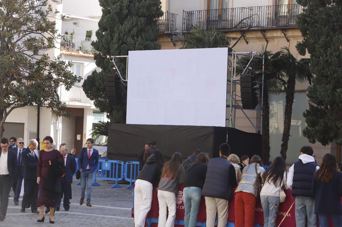 La pantalla gigante que se ha instalado en la plaza Major para seguir el acto