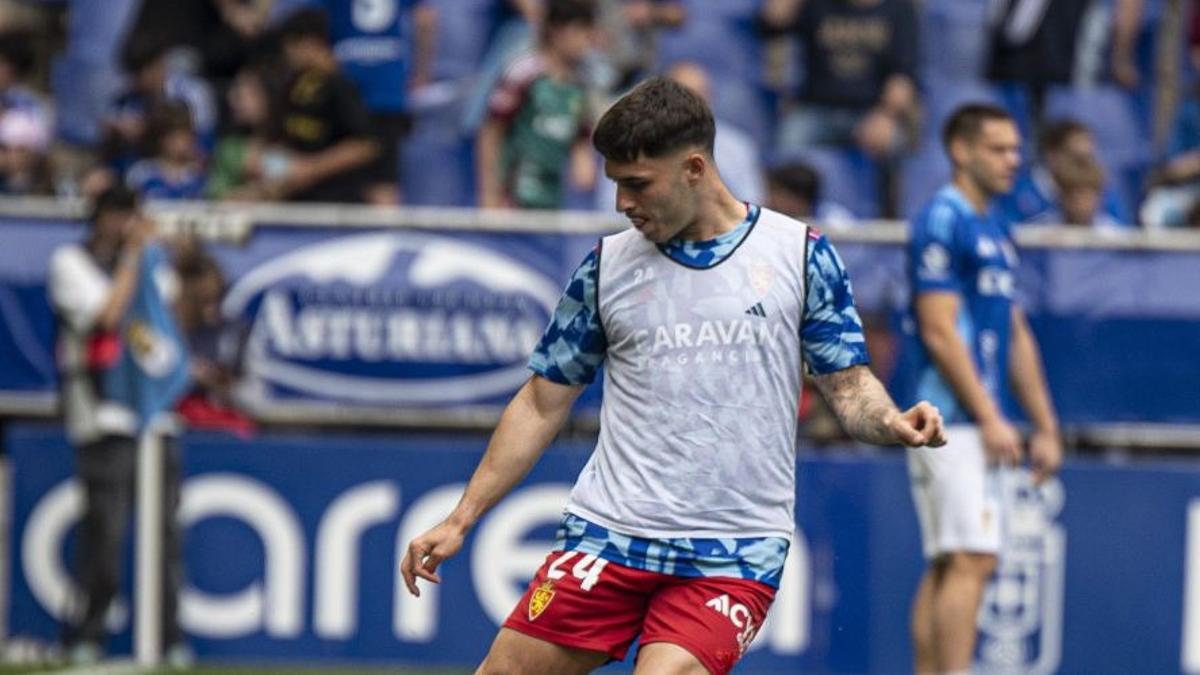Lluís López, durante el calentamiento en el Tartiere.