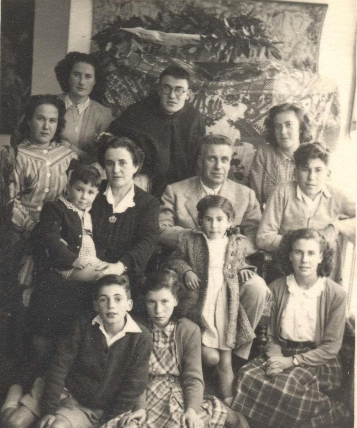 Los abuelos con sus diez hijos.