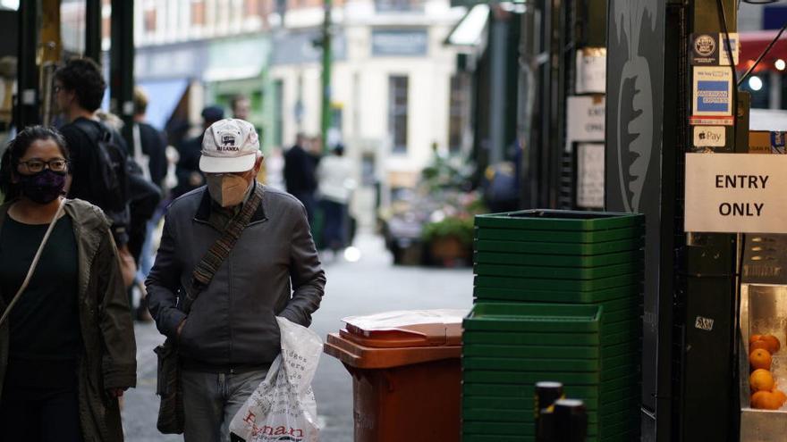 Dos ciudadanos caminan por Londres.