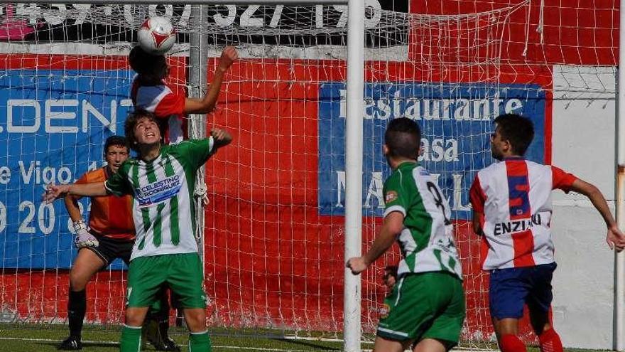 Los rojiblancos defienden una jugada del conjunto cántabro.