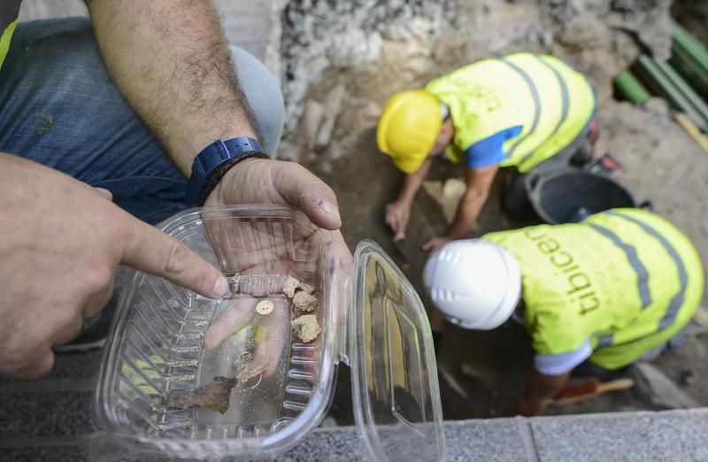 28/08/2018 LAS PALMAS DE GRAN CANARIA. Excavación con restos humanos en la calle Juan Rejón. FOTO: J. PÉREZ CURBELO  | 28/08/2018 | Fotógrafo: José Pérez Curbelo