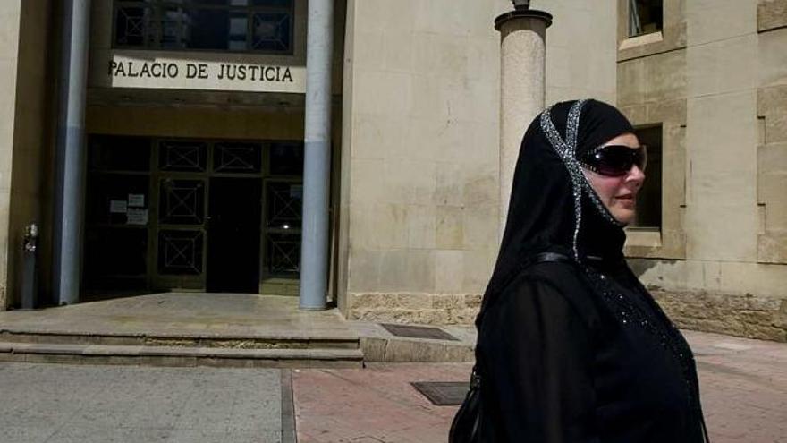 Aisha López, ayer, a su salida de los juzgados de Benalúa, donde fue citada por denunciar al Imán.