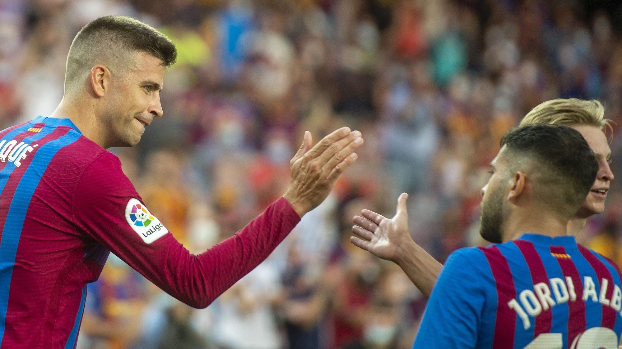 Gerard Piqué felicitado por Jordi Alba tras su gol en la jornada inicial