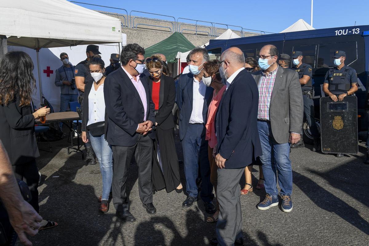 El ministro José Luis Escrivá, junto a la alcaldesa Onalia Bueno y el entonces presidente de Canarias, Ángel Víctor Torres, en el muelle de Arguineguín en 2020.