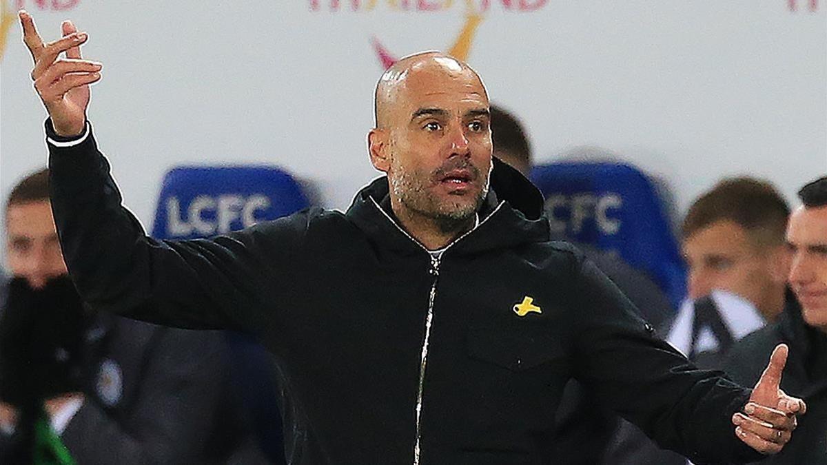 Pep Guardiola gesticula durante el partido del City contra el Leicester.