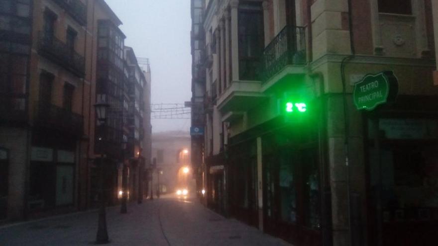 Niebla y baja temperatura a primera hora del día en la capital