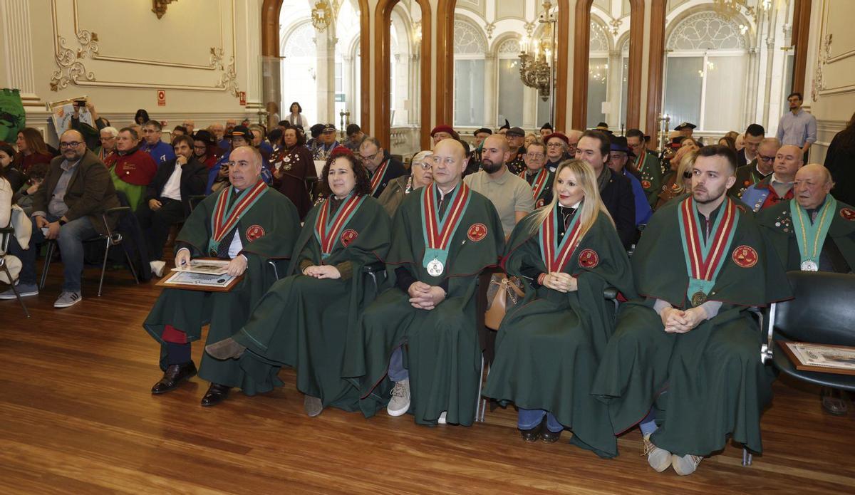 Los cinco nuevos cofrades, en el acto celebrado en la Diputación de Pontevedra. | GUSTAVO SANTOS