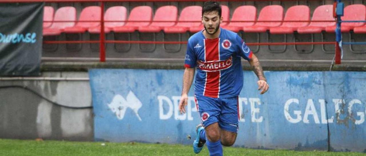 Adrián Rodríguez, delantero de la Unión Deportiva Ourense. // Iñaki Osorio