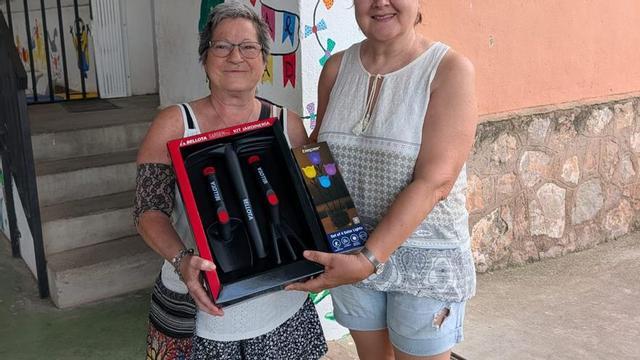 La teniente-alcalde Marisol Laín entrega el primer premio a Nieves Melguizo. | SERVICIO ESPECIAL