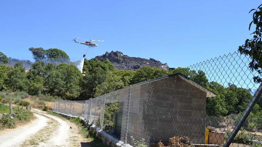 Intervención de uno de los helicópteros sobre el incendio de Castromil.