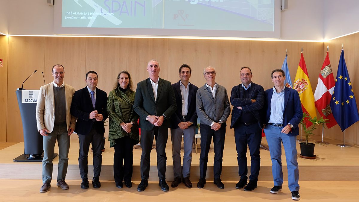 Representantes del Ayuntamiento de Segovia, NomadIA y expertos del proyecto durante la foto de familia tras el acto institucional