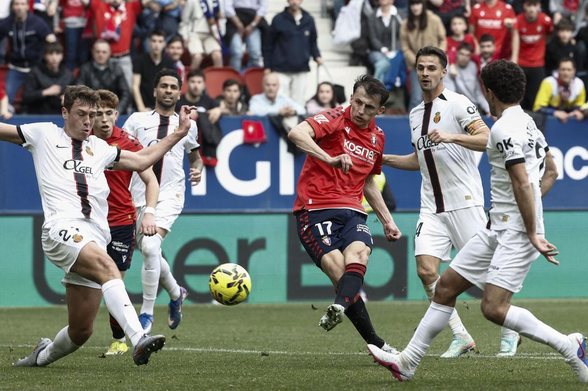 Budimir dispara en la acción que supuso el empate de Osasuna ante el Mallorca este sábado.