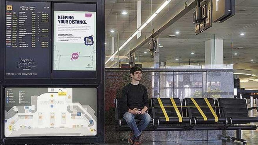 Bartomeu Miró esperando en el aeropuerto de Melbourne.