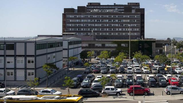 La parada de l’autobús i una part de l’aparcament de Can Ruti.  | BELÉN GONZÁLEZ