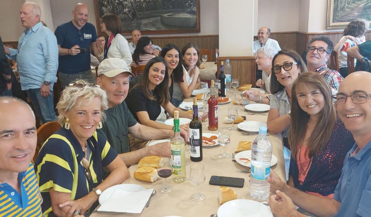 Participantes en el encuentro familiar disfrutan de la comida de hermandad. | CH. S.