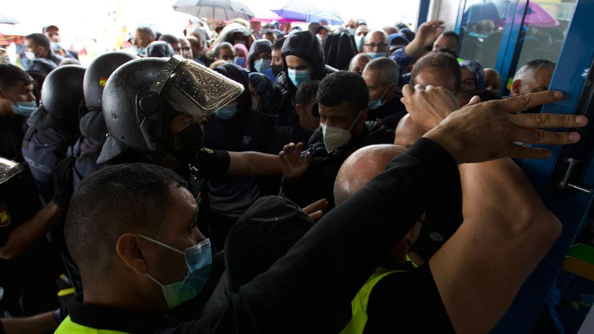 Las imágenes de los altercados en el Puerto de Alicante por el ferry a Orán