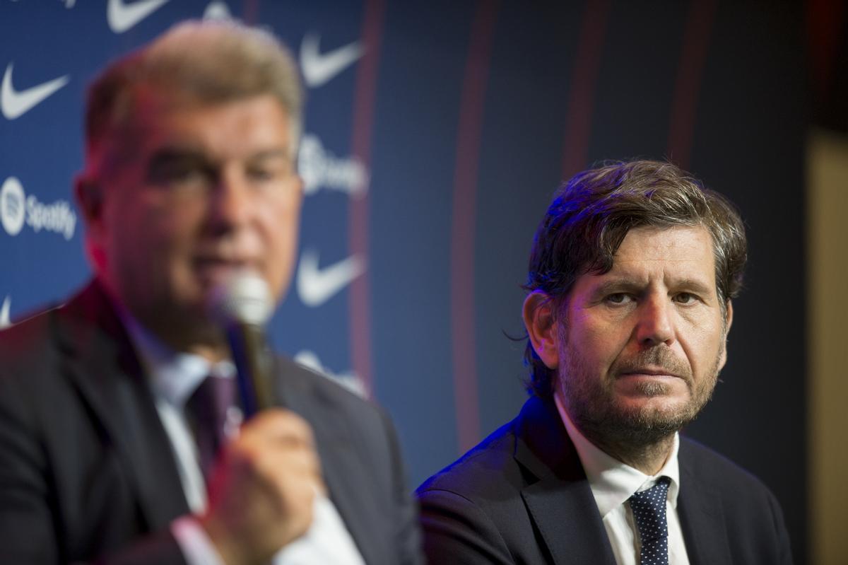 Barcelona. 05.08.2022. Deportes. Joan Laporta y Mateo Alemany en la rueda de prensa del delantero polaco tras su presentación en el Camp Nou. Fotografia de Jordi Cotrina