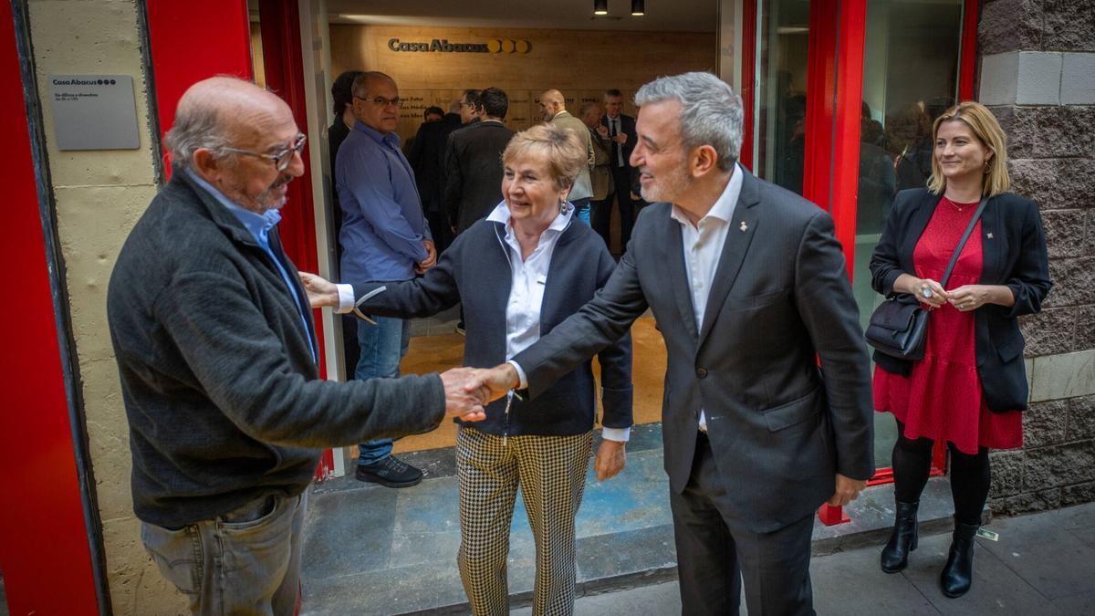 El alcalde Jaume Collboni saluda a Jaume Roures, presidente de Abacus Futur, en presencia de Maravillas Rojo y de Raquel Sans, a las puertas de la Casa Abacus.