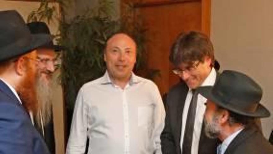 Puigdemont i Aminov (amb camisa blanca), amb diversos rabins, en el congrés de Girona.