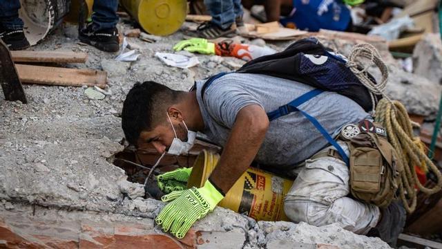 Equips de rescat busquen víctimes entre la runa després del sisme a Pereira (Colòmbia), ahir. | NATHALIA ANGARITA / BLOOMBERG