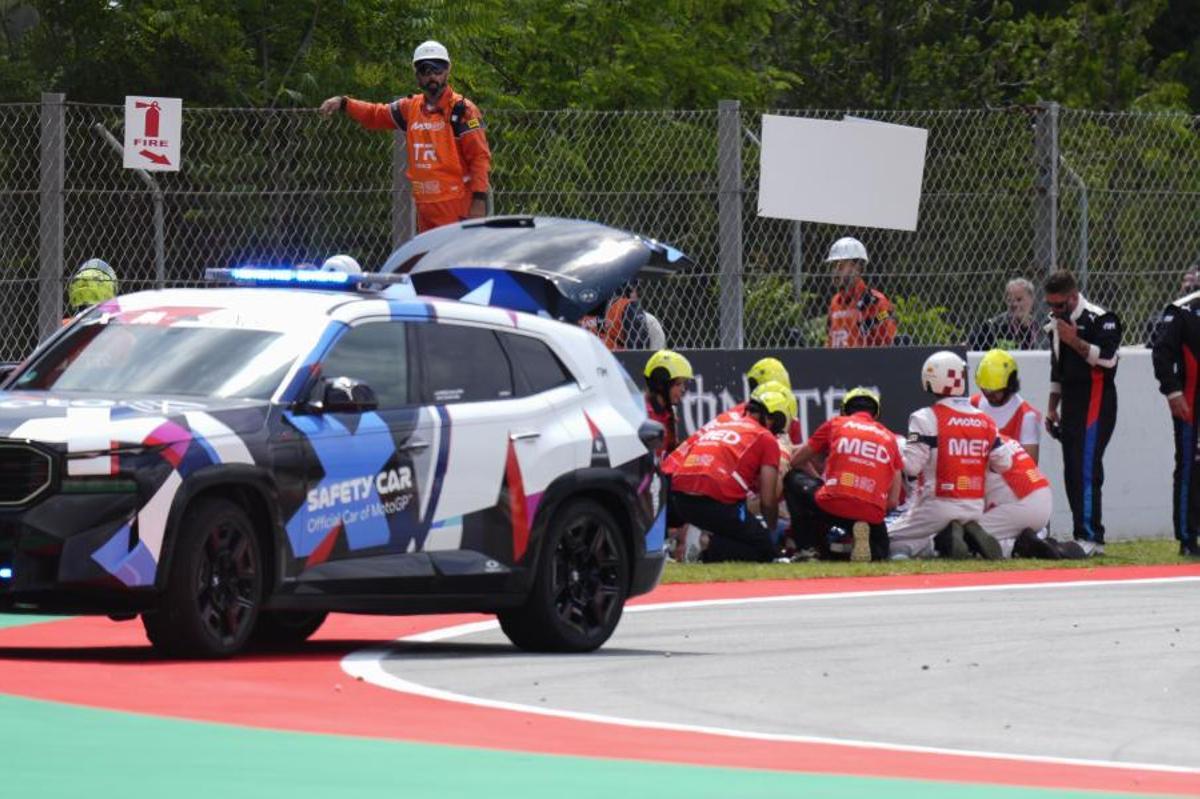Los operarios retiran la moto del piloto español de Moto GP Álex Márquez del equipo BK8 Gresini Racing tras su caída durante la carrera del Gran Premio de Cataluña