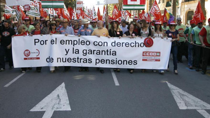 Miles de malagueños se han echado a la calle para celebrar el Día del Trabajador.