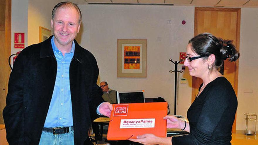 Socías presentó las firmas ayer en la sede del PSOE.