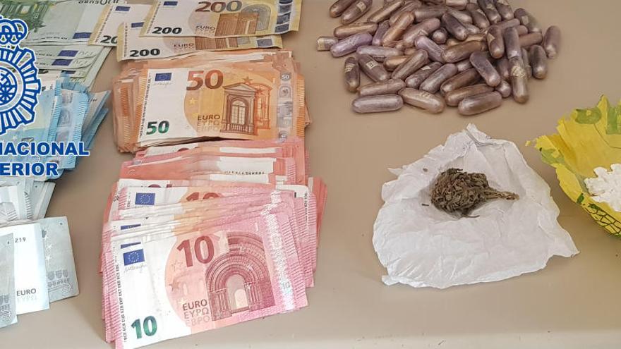 El dinero y parte de la droga que se incautaron los agentes