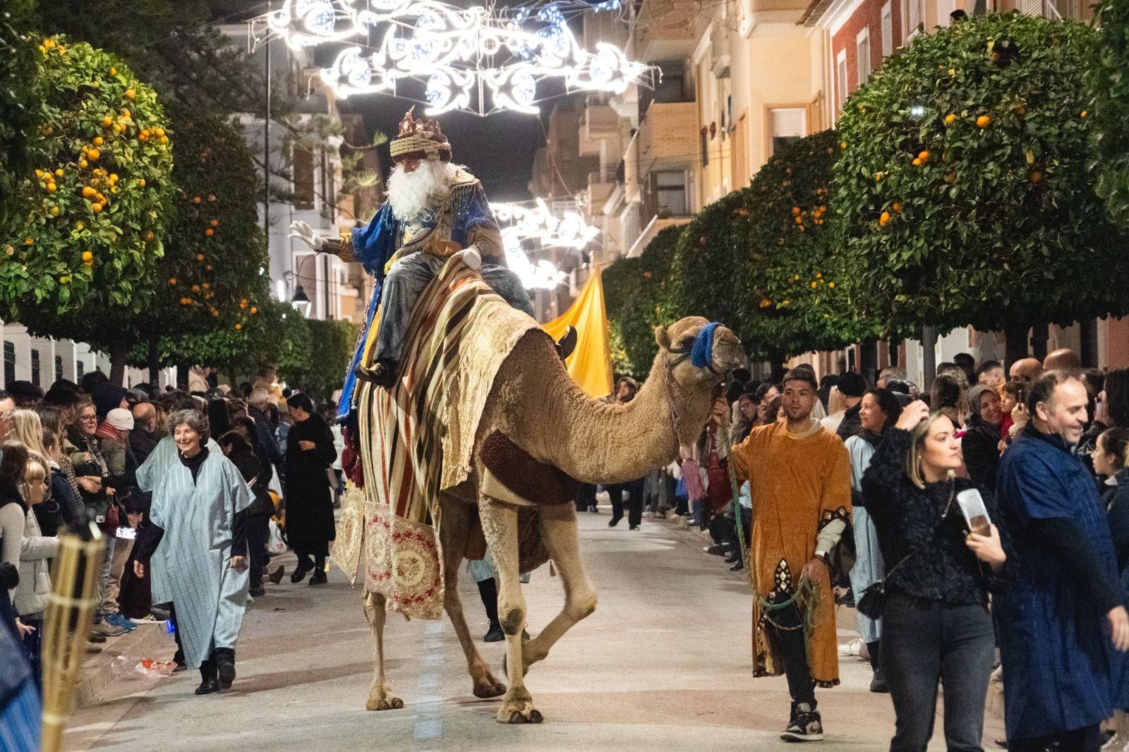 La Vila Joiosa recibe a los Reyes Magos por la puerta grande
