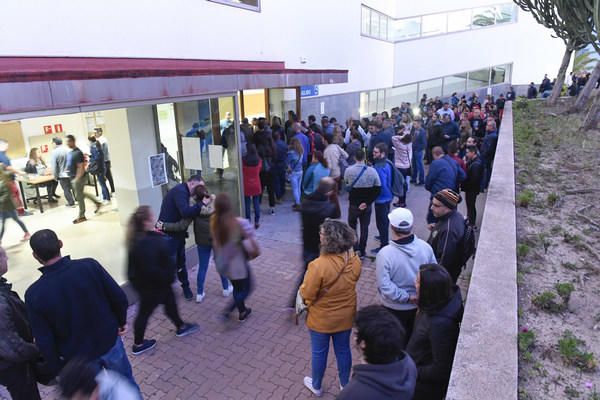 19-01-19 CANARIAS Y ECONOMIA. CAMPUS DE TAFIRA. LAS PALMAS DE GRAN CANARIA. Oposiciones a Correos. 6.000 personas se presentan a las oposiciones a Correos.  Fotos: Juan Castro.  | 19/01/2020 | Fotógrafo: Juan Carlos Castro