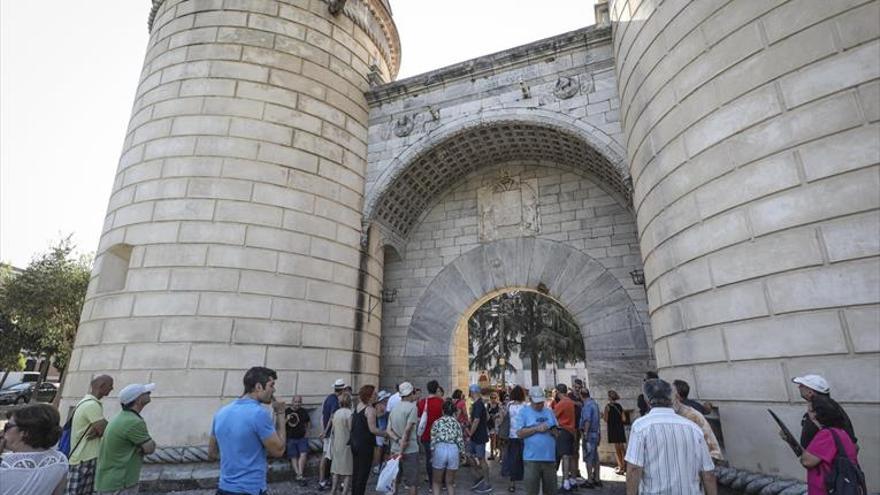 Visita guiada por el Casco Antiguo y yoga en la explanada de la alcazaba