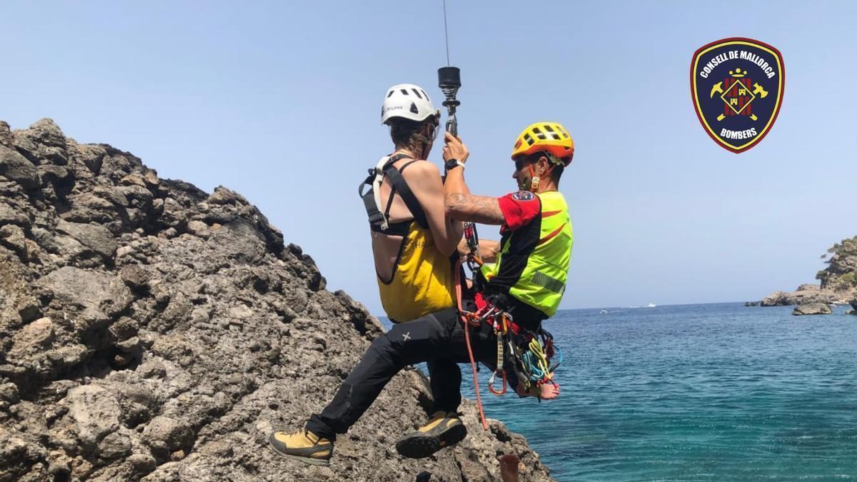 Momento del rescate de la mujer en Sóller.