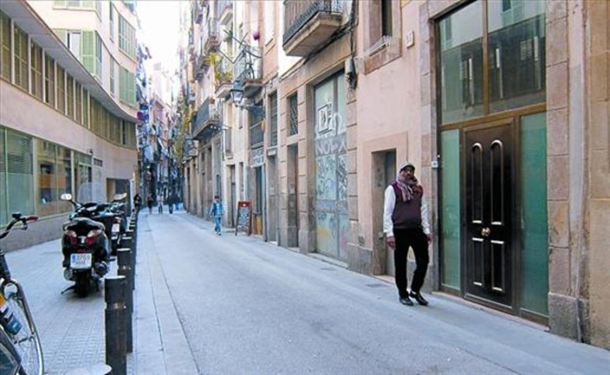 Un home passa davant la porta d’un hostal ja tancat al carrer D’en Roig, ahir.