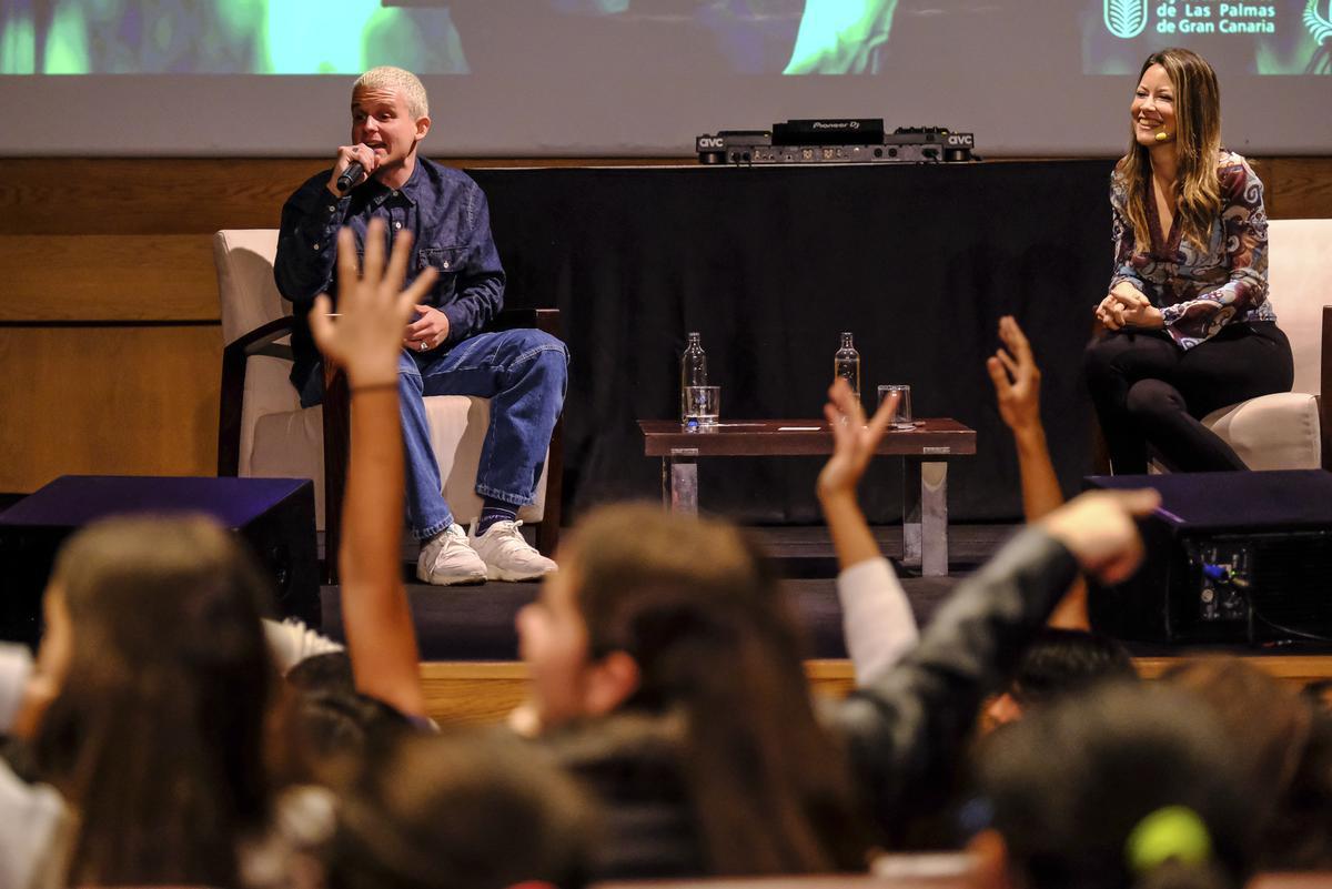 Los alumnos levantan la mano durante el turno de preguntas.