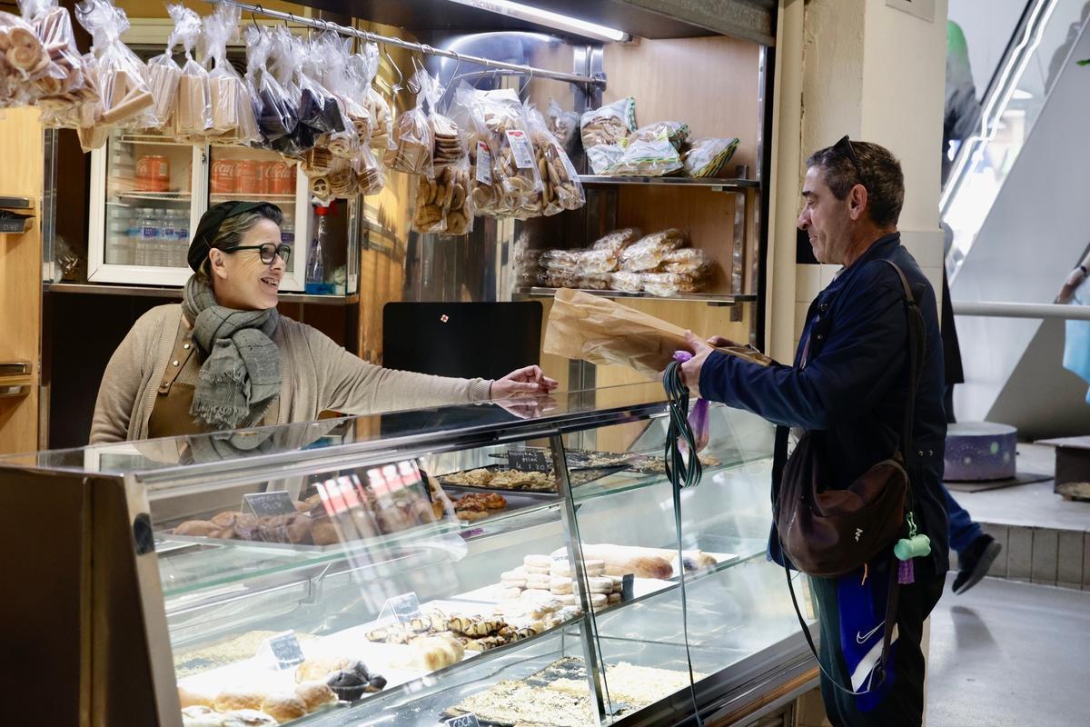 Una de las paradas especializadas en pan y bollería en el Mercado Central de Alicante.