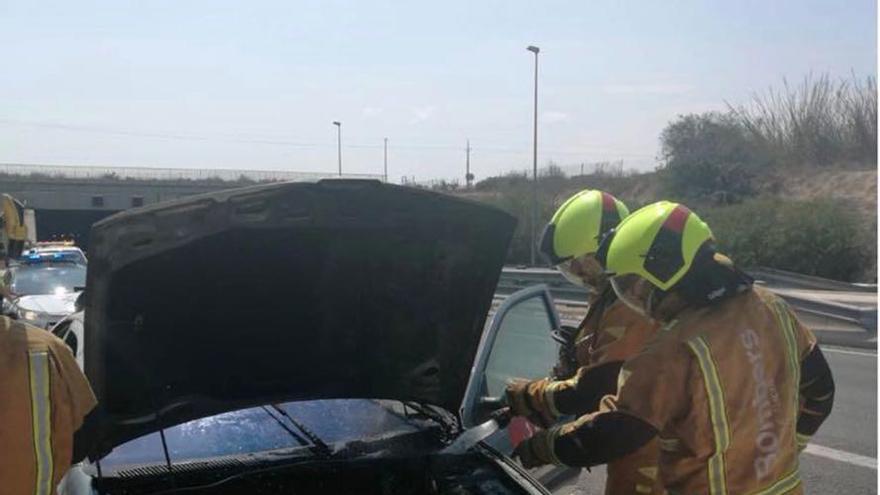 Intervención de los bomberos en la extinción del incendio en el motor a la salida del túnel de Sant Joan.
