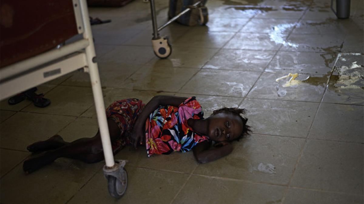 Mariattu Kanu, posible infectada por el ébola, yace en el suelo entre fluidos y excrementos en el hospital de Makeni, al norte de Freetown, capital de Sierra Leona.