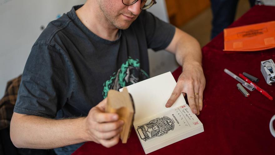 Pedro Oyarbide, en su sesión de dedicatorias de &#039;Blackwater&#039; en la librería Gigamesh, este martes.