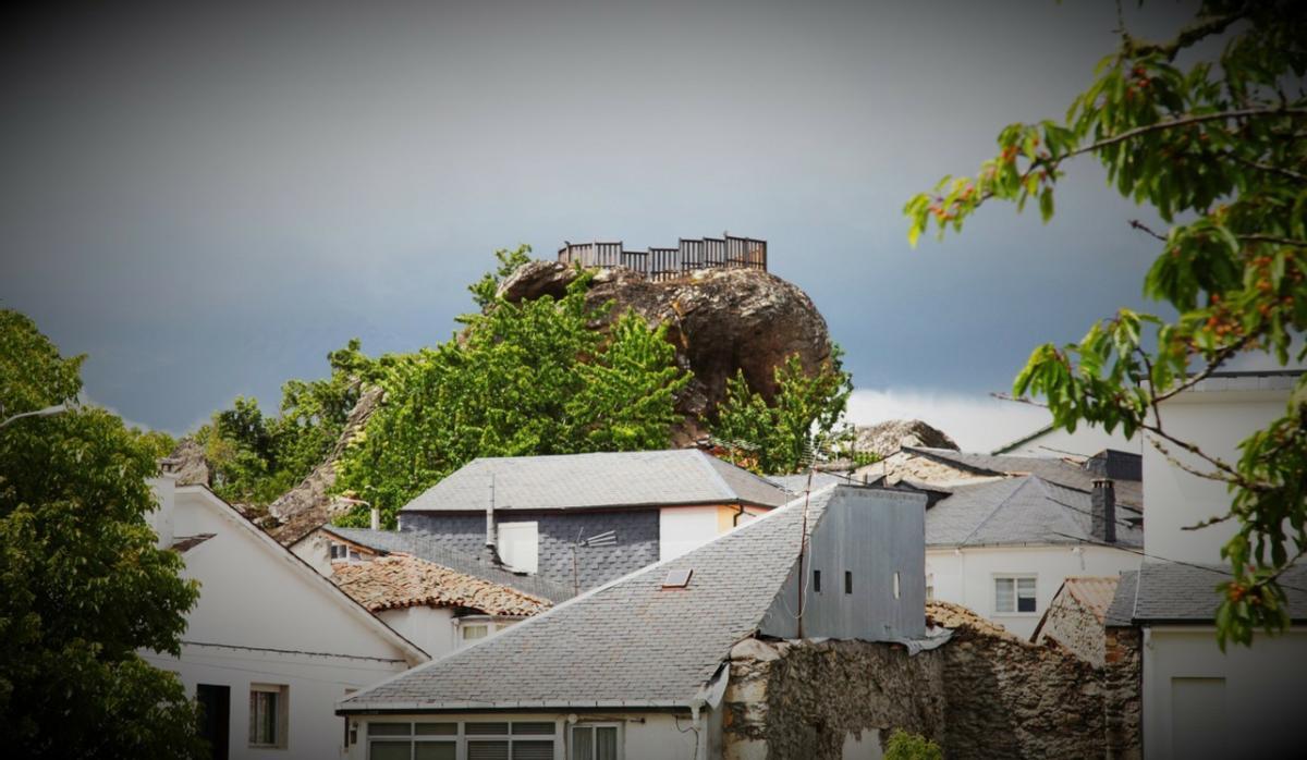 El mirador de Pena Folenche, sobresaliendo entre las casas de la parroquia