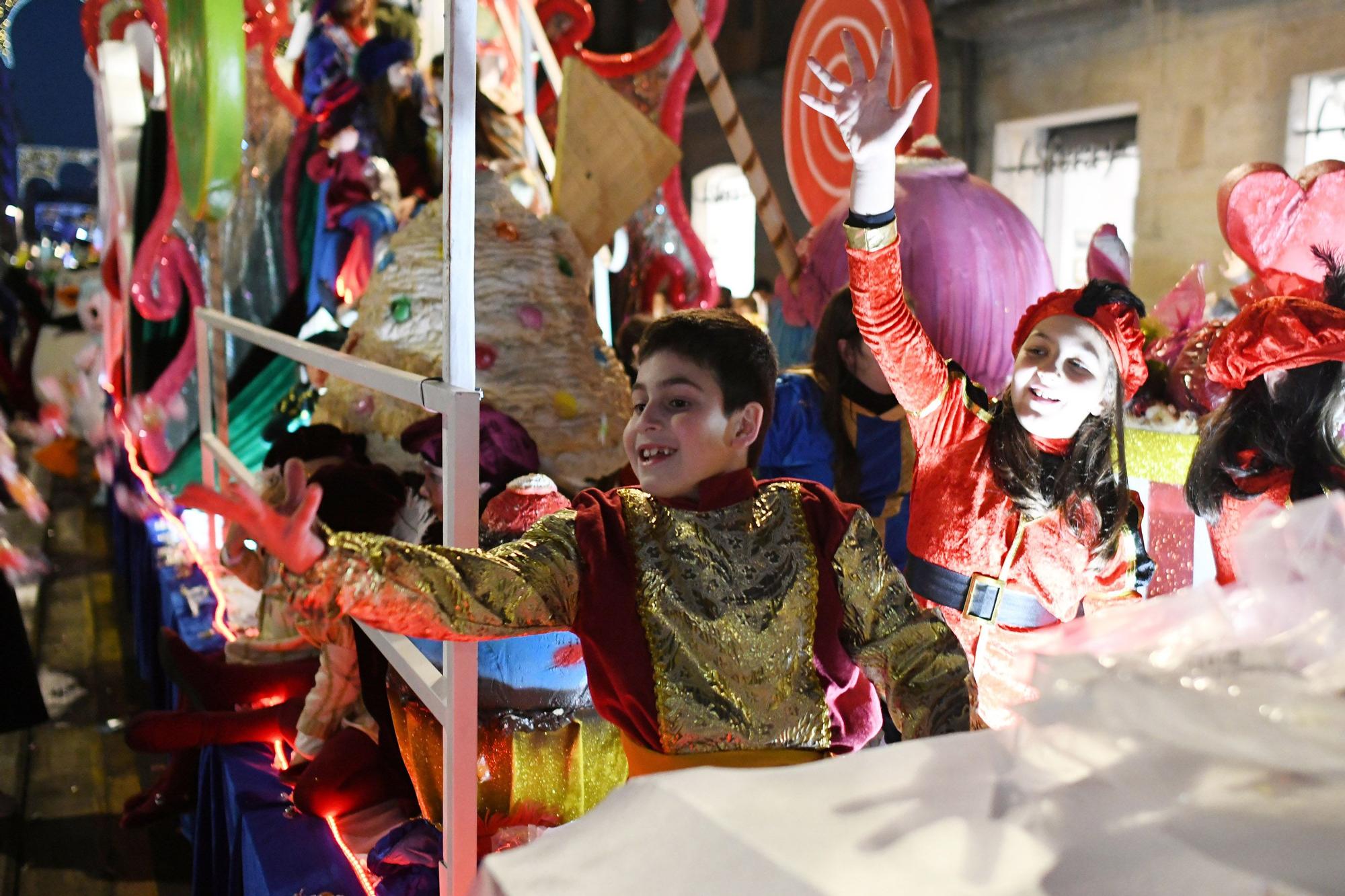 Pontevedra abarrota las calles para recibir a Melchor, Gaspar y Baltasar