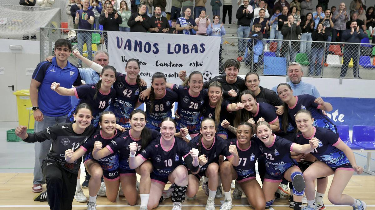 El Lobas Oviedo celebra el ascenso en el Florida Arena.