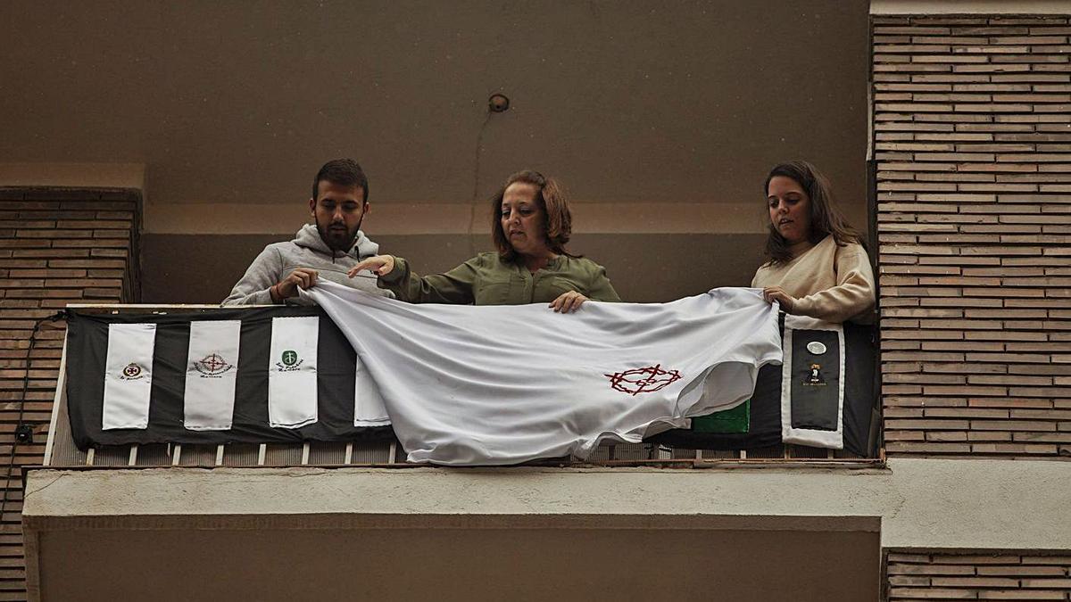 Una familia coloca la capa de la Tercera Caída en su balcón, durante la Semana Santa de 2020. | Nico Rodríguez