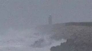 Alerta en Gandia por la marejada ciclónica: olas de fuerza 8 golpean el espigón del puerto
