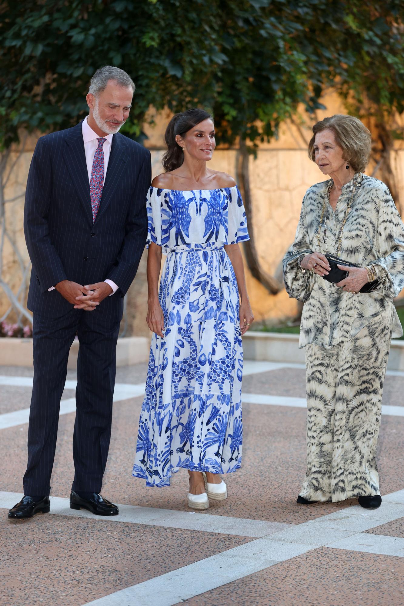 Mira aquí todas las fotos de la visita de los Reyes al Palacio Marivent para recibir a la sociedad balear