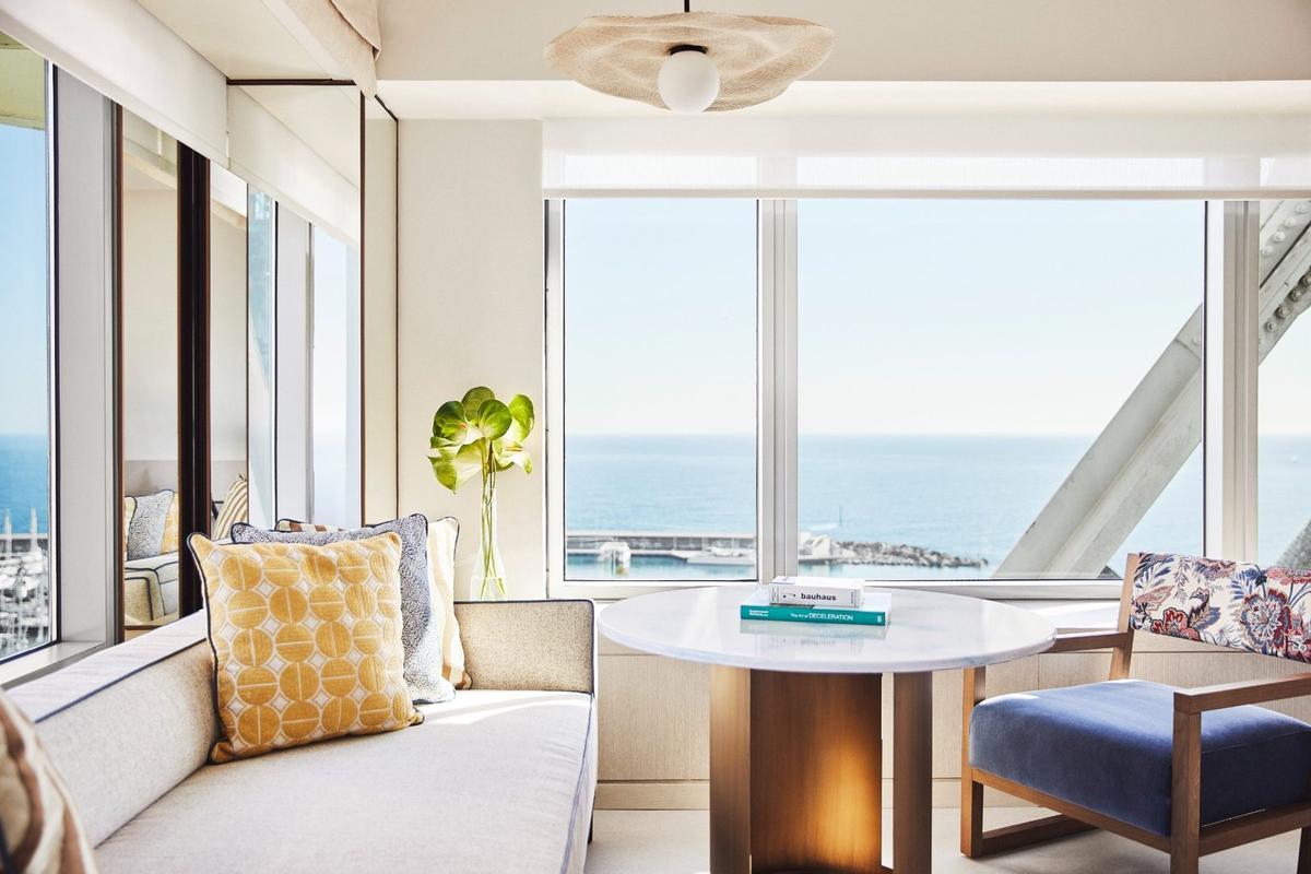 Una de las habitaciones renovadas del Hotel Arts Barcelona, rediseñadas en 2025.