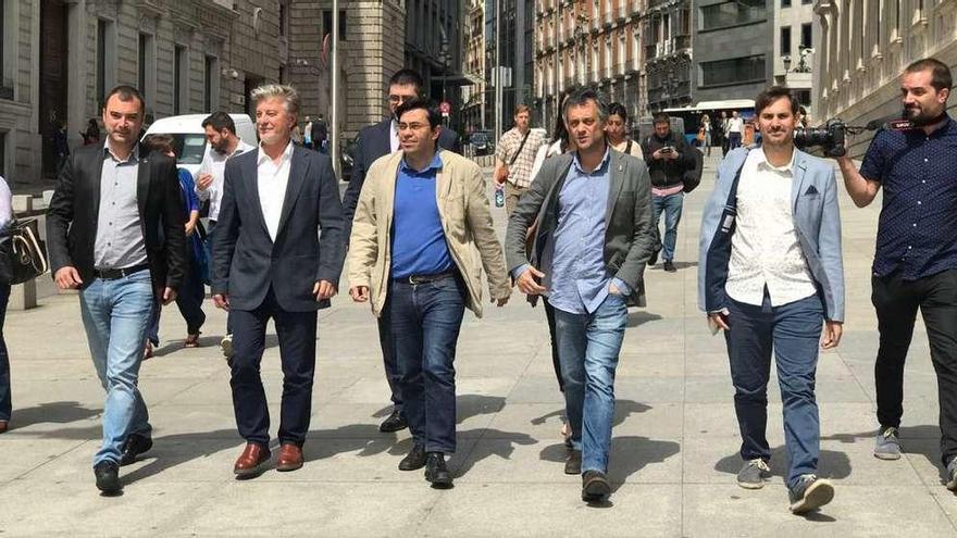Xulio Ferreiro, tercero por la derecha, en Madrid con el resto de alcaldes y representantes municipales.