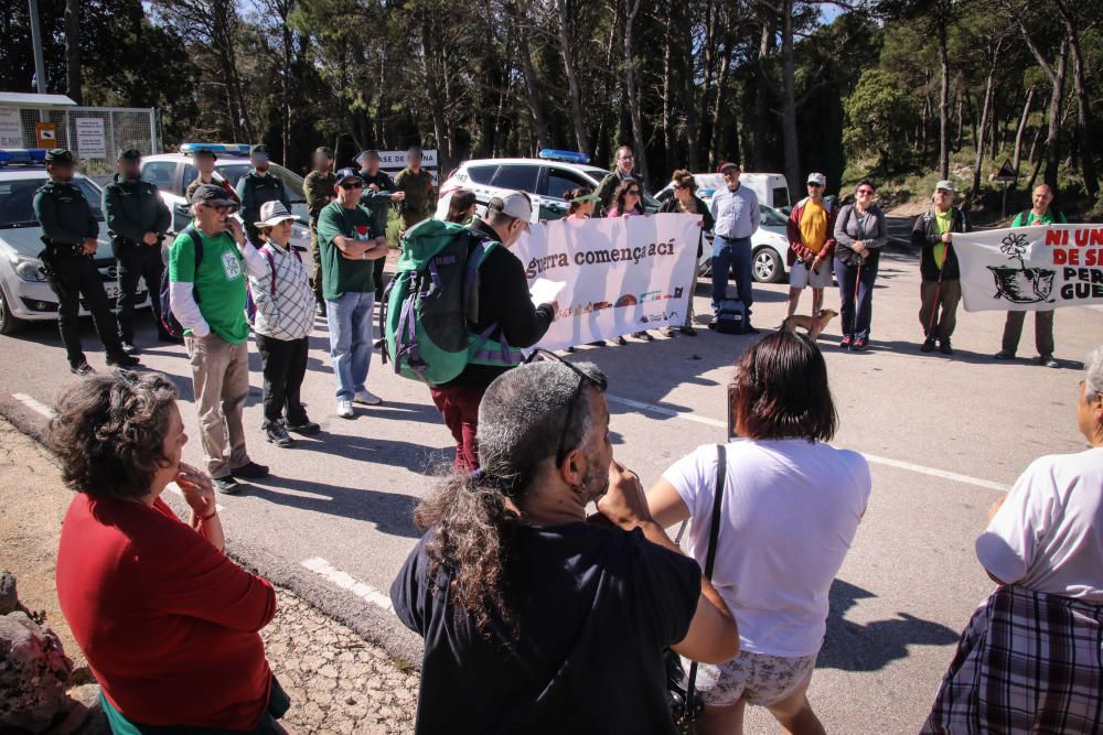 Marcha antimilitarista en la Sierra de Aitana