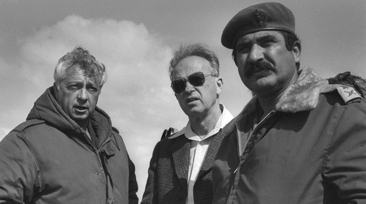 El General Ariel Sharon, a la izquierda de la imagen, junto al Primer Ministro de Israel, Yitzhak Rabin y el General Adam Yekutiel, en una foto de archivo en la península del Sinai en febrero de 1976